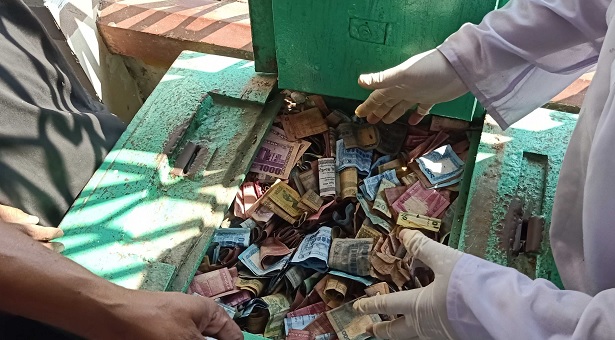 পাগলা মসজিদের দানবাক্সে ১২ বস্তা টাকা, স্বর্ণালঙ্কার