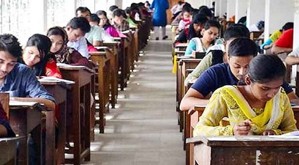 বিসিএস পরীক্ষায় স্বাস্থ্যবিধি উপেক্ষিত